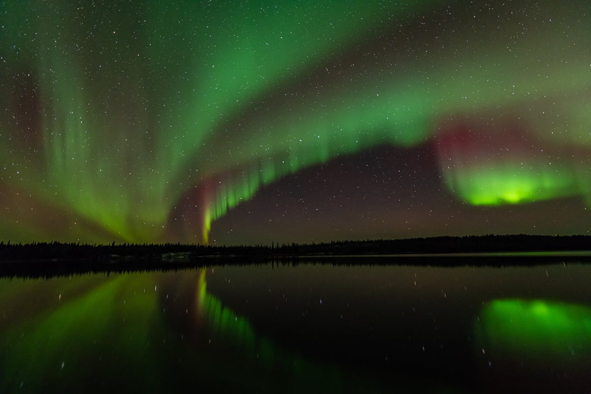 Reflet d'une aurore violette sur le lac 3-Été-Jason Greenwood-Horizontal